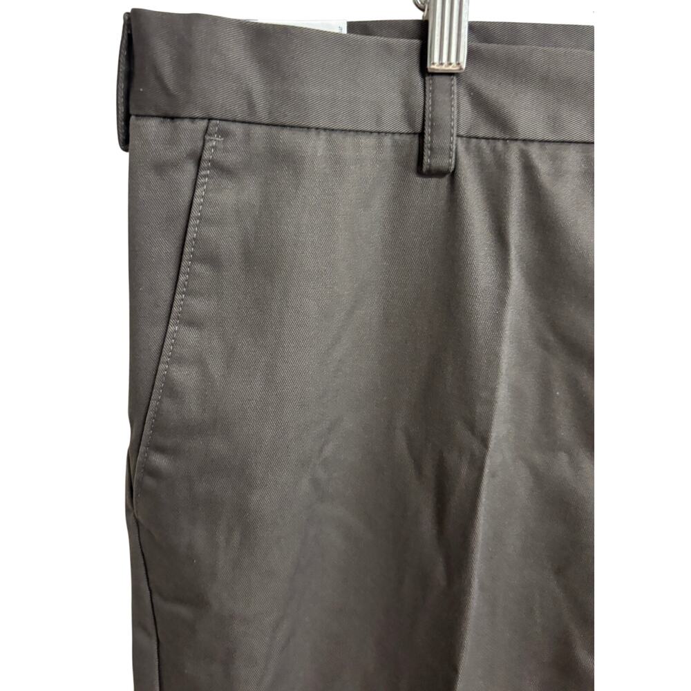 Izod Mens Chino Pants 42x32 Olive Straight Flat Front Non Iron Cotton NWt New - Picture 3 of 10